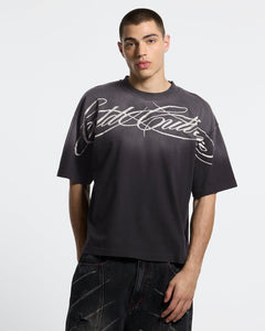 CROSSED SCRIPT TEE BLACK — vista frontal en modelo