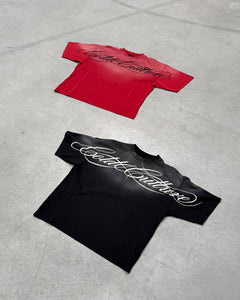 CROSSED SCRIPT TEE BLACK — flat lay con prendas a juego