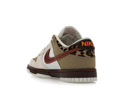 Nike Dunk Low Retro Khaki Team Red Pearl White (Women's) — vista 5