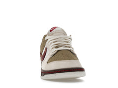 Nike Dunk Low Retro Khaki Team Red Pearl White (Women's) — vista 3